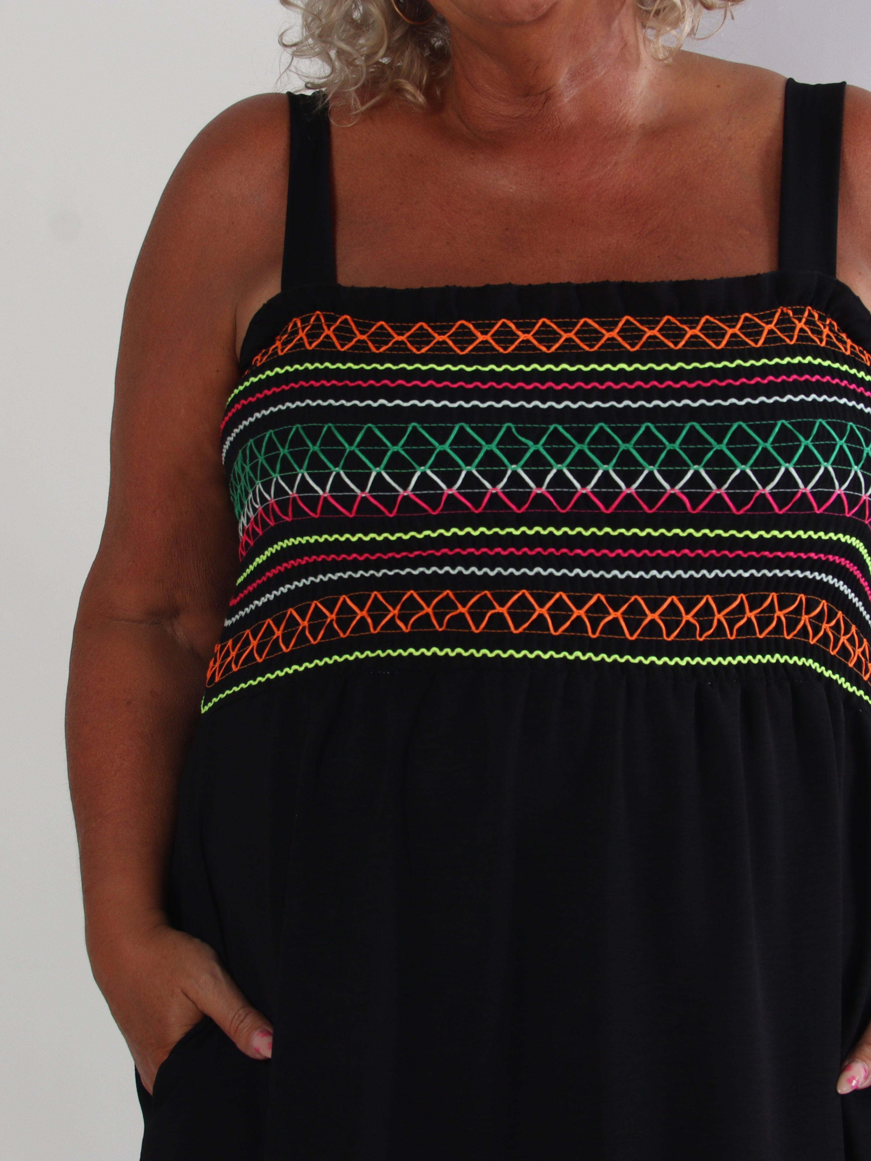 Aniel - Plus size sommerkjole i viskose med smock over brystet pyntet med farvede tråde